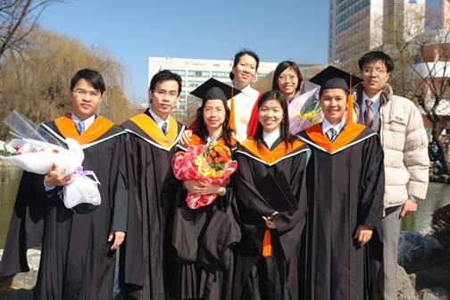 Du học sinh Việt trong lễ tốt nghiệp ở Hàn Quốc