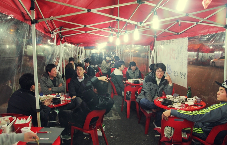 Quán ăn vỉa hè ở Hàn Quốc cũng có nhiều, nhưng đều như thế này hết