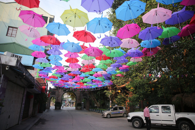 Trước thời điểm diễn ra lễ hội vài ngày, phố Lụa (Vạn Phúc, Hà Đông, Hà Nội) đã được trang hoàng lộng lẫy bởi những chiếc ô sắc màu
