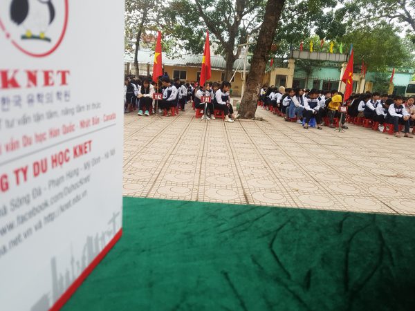 Công ty Knet trong buổi chào cờ tại trường THPT Xuân Mai - Hà Nội