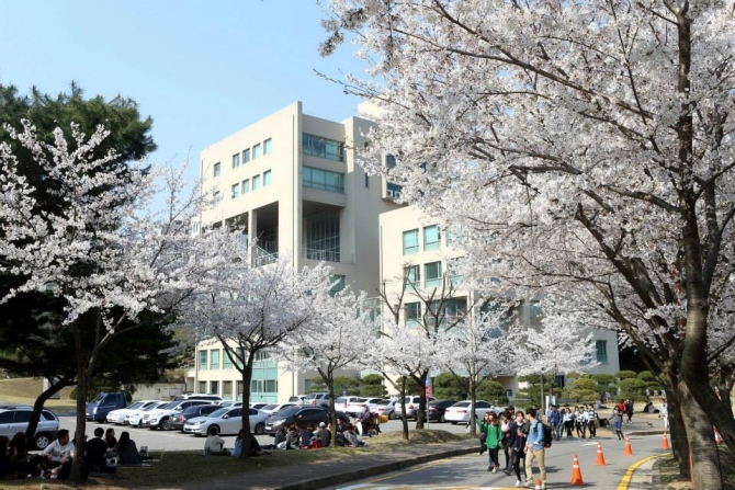 Một góc trong khuôn viên Trường Đại học Myongji