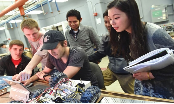Du học sinh quốc tế đang kiểm tra sản phẩm điện tử tại Viện khoa học và công nghệ Kaist