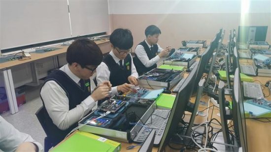 Học kiểm tra, lắp giáp linh kiện điện tử tại Hàn Quốc