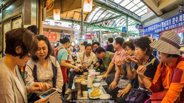 Mỗi người trong xã hội Hàn Quốc luôn đặt tập thể lên trên hết – từ việc gọi món ăn, thức uống cùng bạn bè cho đến việc tham gia giao thông bằng phương tiện công cộng cùng người khác.