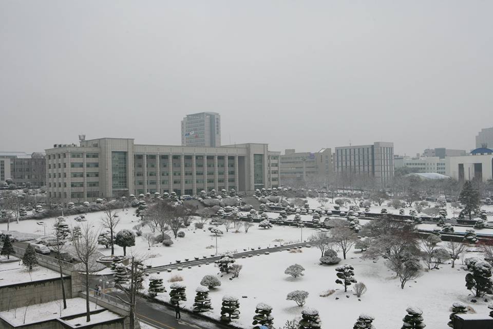 Mùa đông ở Hàn rất lạnh nhưng cũng rất đẹp và ở trường INHA cũng vậy