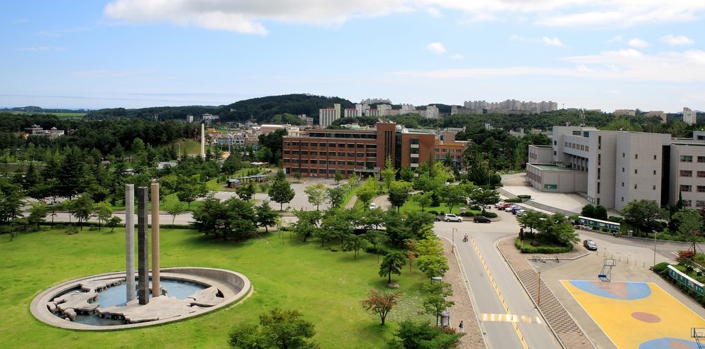 Phía trong khuôn viên đại học Gangneung Wonju