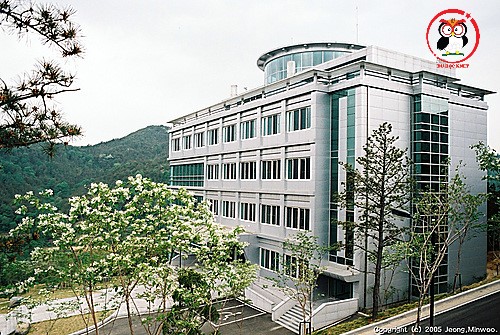 Tòa nhà chính đại học Kyungwoon University