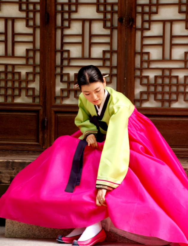 Hanbok thường được thiết kế "hẹp trên, rộng dưới"