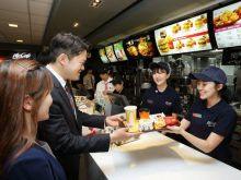 Làm việc tại các cửa hàng ăn nhanh là một trong những công việc hợp pháp giúp du học sinh Việt kiếm tiền bên Hàn
