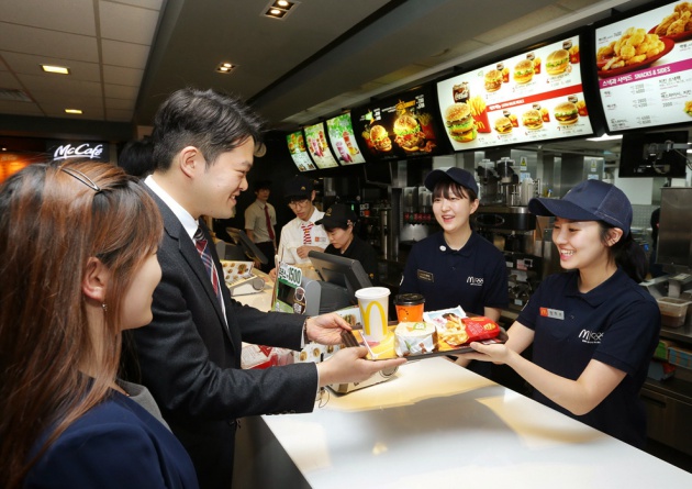 Làm việc tại các cửa hàng ăn nhanh là một trong những công việc hợp pháp giúp du học sinh Việt kiếm tiền bên Hàn