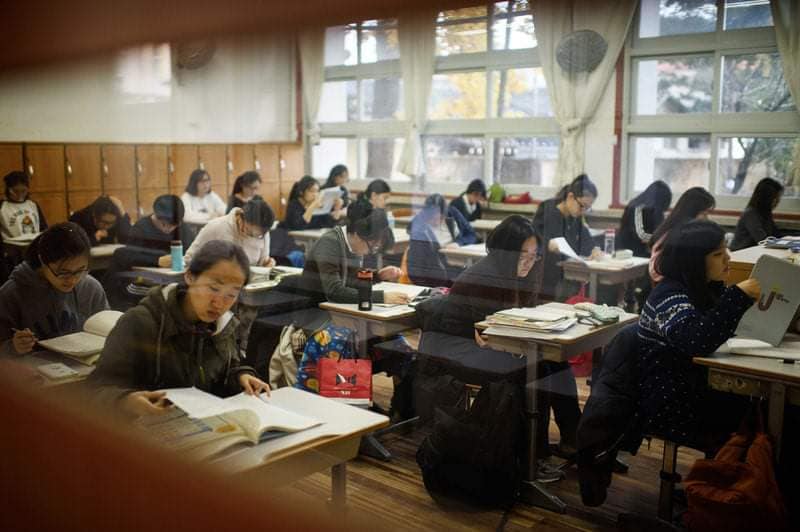 Học sinh Hàn Quốc trong phòng thi