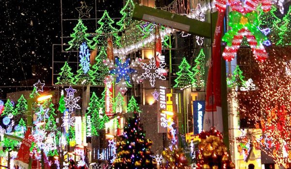 Hoạt động trang trí những cây thông để đón Noel khiến con người Hàn Quốc vui vẻ và tấp nập hơn