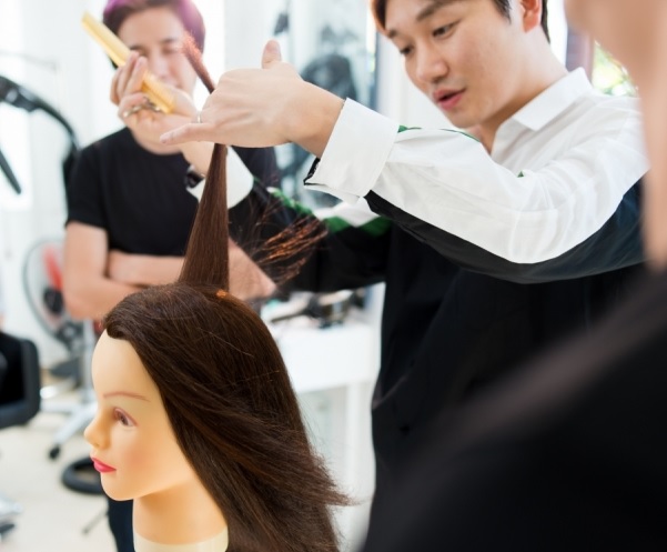Hãy khám phá ngành làm tóc tại Hàn Quốc, nơi thu nhập không giới hạn dành cho các chuyên gia tạo mẫu tóc. Tuyệt vời hơn, ngành này đang phát triển nhanh chóng, cơ hội cho các bạn đam mê làm đẹp. Hãy xem hình ảnh và tìm hiểu thêm về ngành nghề này.