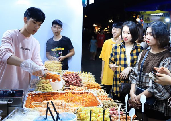 Khu phố ẩm thực về những món ăn Hàn Quốc tại Việt Nam