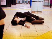 Áp lực làm việc khắc nghiệt cũng khiến tỉ lệ tự tử ở Hàn Quốc tăng cao