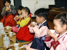 Ngay từ nhỏ cách uống trà đã được hướng dẫn tỉ mỉ vì đó là văn hóa Hàn Quốc - nét văn hóa tinh thần