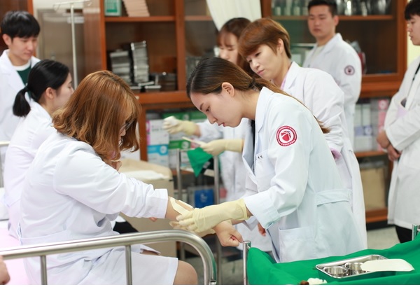 Sinh viên của trường đại học giao thông quốc gia Hàn Quốc trong buổi thực hành thực tế