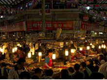 Khi thành phố lên đèn, nhiều khu chợ đêm và trung tâm thương mại tại Seoul hoạt động tấp nập