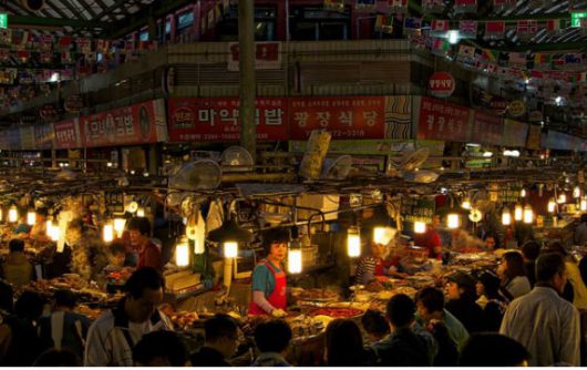 Khi thành phố lên đèn, nhiều khu chợ đêm và trung tâm thương mại tại Seoul hoạt động tấp nập