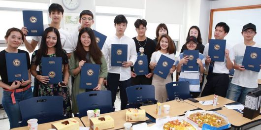 Sinh viên quốc tế ăn mừng khi nhận bằng tốt nghiệp tại Hansei University