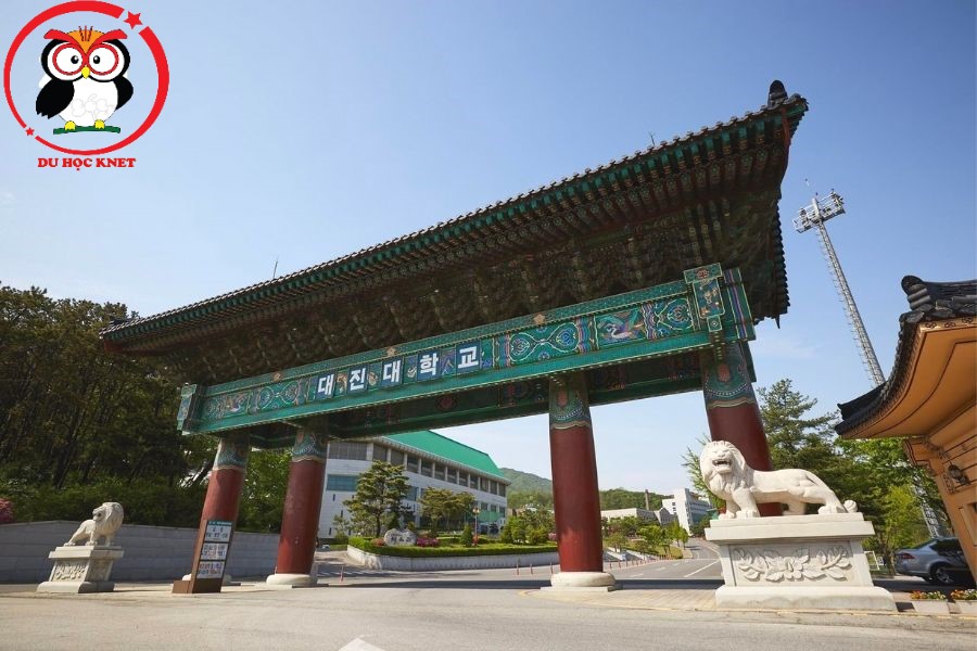 Cổng trường đại học Daejin nhìn xịn xò quá