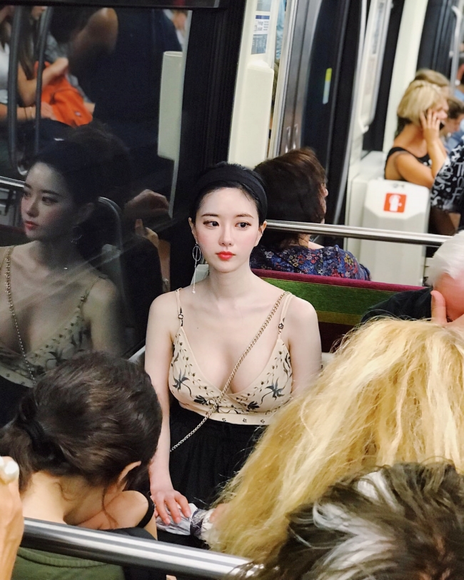 Người đẹp từng "gây sốt" với tấm hình chụp trong khoang tàu điện ngầm. Cô gái Hàn Quốc mặc váy dài kết hợp với áo hai dây tôn vòng 1