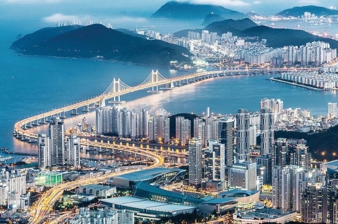 Busan là sự pha trộn giữa sự năng động của Seoul và bầu không khí lãng mạn của Jeju