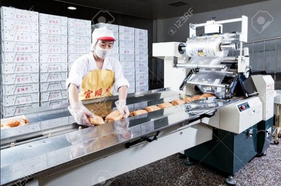 Công nhân trong nhà máy làm bánh ở Busan