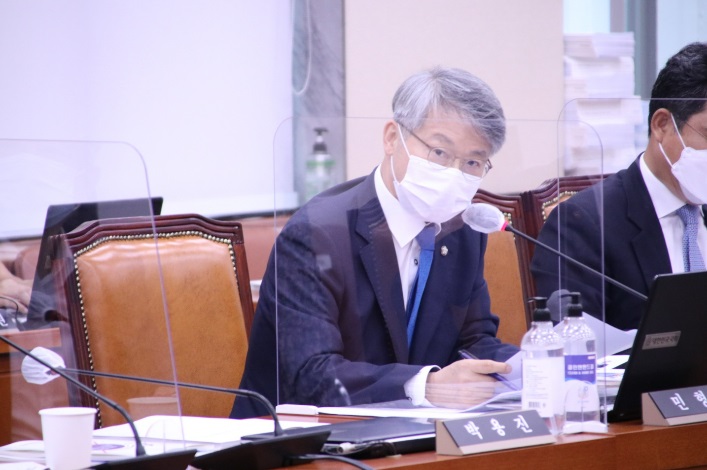 Ông Min Hyung-bae đang trình bày báo cáo về số lượng người ra ngoài sống bất hợp pháp (BHP)